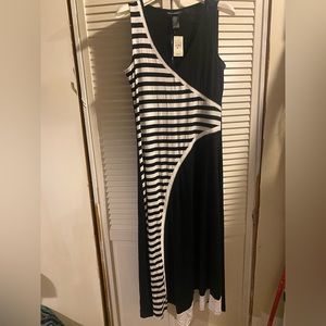 Summer dress. Black-and-white. Flowy. Stretches size 10/12